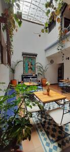 麦德林Villa del Prado的一间设有桌子和盆栽的房间