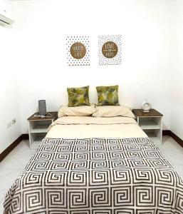 利帕Casa Mercado I的一间卧室配有一张大床和两张桌子