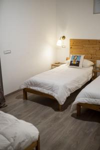 罗卡圣焦万尼Il Giardino Di Epicuro的一间卧室设有两张床,墙上配有一盏灯。