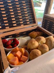 皮雷诺波利斯Confraria da Prata Flats的盒装水果、糕点和松饼