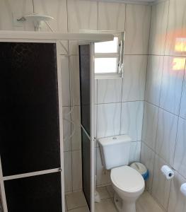 伊达贾伊Pousada Cirandinha Apart Hotel的一间带卫生间和窗户的小浴室