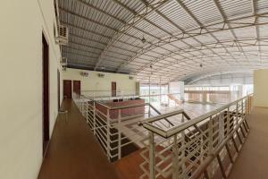 苏加武眉RedDoorz Syariah near Alun-Alun Pelabuhan Ratu的大房间设有金属天花板和走廊