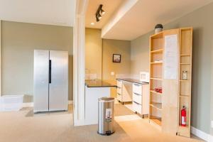 基洛纳Kelowna Spacious 3 Bedroom House的一间位于客房中间的带冰箱的厨房