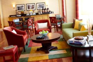 哥伦布哥伦布市中心万丽酒店的客厅配有沙发、椅子和桌子