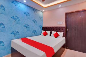 GulzārbāghSuper OYO Flagship Hotel Relax Rainbow的一间卧室配有一张蓝色墙壁的床