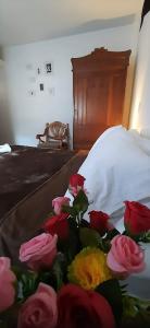 麦德林Villa del Prado的睡在床上的一束玫瑰花