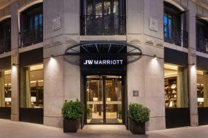 马德里JW Marriott Hotel Madrid的建筑物前面的商店,上面有标志