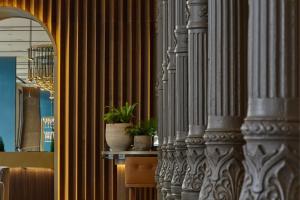 马德里JW Marriott Hotel Madrid的架子上有柱子和植物的墙
