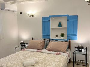 科斯镇Greek House Tatiana的一间卧室配有蓝色床头板和一张床