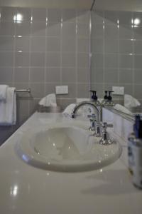 ElthamEltham Hotel NSW的浴室设有白色水槽和镜子