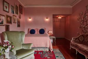 ElthamEltham Hotel NSW的一间卧室配有一张床、一张沙发和一把椅子