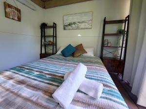 Bulwer摩顿岛卡斯特斯豪华帐篷的一间卧室配有带毛巾的床