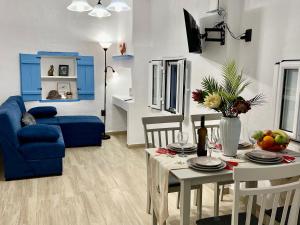 科斯镇Greek House Tatiana的客厅配有桌子和蓝色沙发