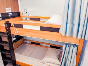 大阪Hostel JIN - Weekly Appartment in Osaka的客房内的两张双层床
