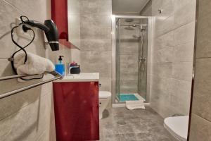 穆尔西亚Lujoso apartamento en el centro de la ciudad的带淋浴、盥洗盆和卫生间的浴室