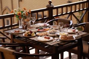希瓦阿坎奇迹的的餐桌,带餐盘和酒杯