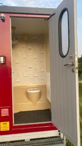 DrottningskärAspö Glamping的拖车内带卫生间的小浴室