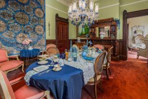 尤里卡Pinc Lady Mansion的一间用餐室,配有一张带蓝桌布的桌子