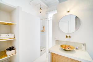 休达德亚La Cayena Rooms的一间带水槽和镜子的浴室