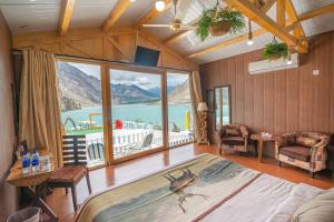 罕萨Luxus Hunza Attabad Lake Resort的一间卧室设有一张大床和一个大窗户