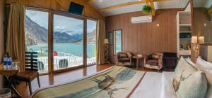 罕萨Luxus Hunza Attabad Lake Resort的一间卧室配有一张床,享有水景