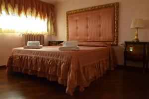 蒙苏姆马诺布瑞那提住宿加早餐旅馆的一间卧室配有一张大床和两张椅子
