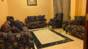 Madīnat Yanbu‘ aş Şinā‘īyahفيلا رضوى الخير的带沙发和椅子的客厅以及地毯。