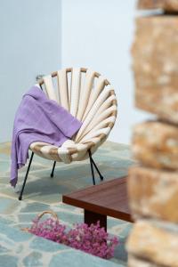 瓦西Thimari villas的上面有紫色毯子的椅子