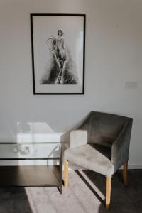 卡托维兹Silesia Apartments的客厅配有椅子和玻璃桌