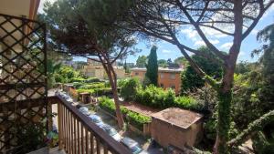 罗马Gastaldi House, EUR Mostacciano, delizioso flat的阳台享有花园景色。
