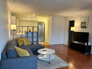 Østre JongApartment in Sandvika Bærum - Great view and Attractive的客厅配有蓝色的沙发和桌子