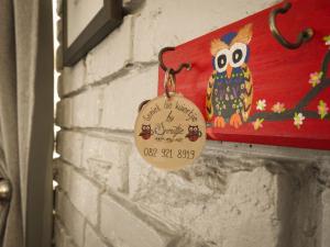 波切夫斯特鲁姆Spruitjie-roer-my-nie的挂在墙上的带猫头鹰饰物的标签