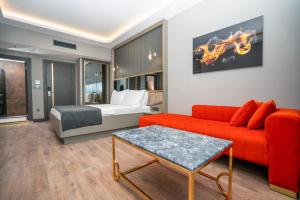 伊斯坦布尔216 Ruby Suite的客厅配有红色的沙发和床。