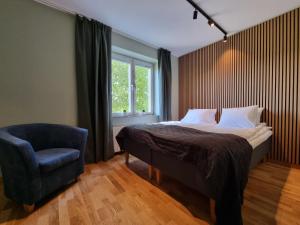 Sankt AnnaSankt Anna Resort的卧室配有床、椅子和窗户。