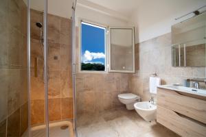 奥罗塞伊S' Agrùstu的带淋浴、卫生间和盥洗盆的浴室