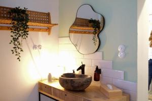 居辛Quartier Romantikum的一间带碗水槽和镜子的浴室