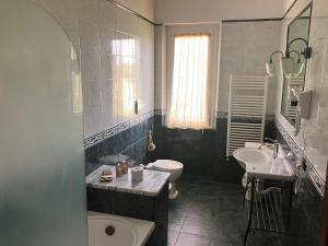 奥尔贝泰洛Villa Mariel - Adults Only Giannella Playa的浴室配有盥洗盆、卫生间和盥洗盆。