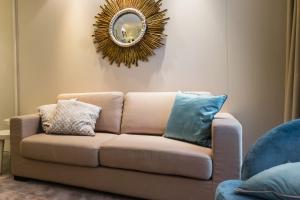 里乔内Residence Lungomare - Charming apartments的带沙发和镜子的客厅