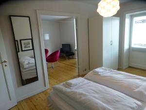 哥本哈根Christianshavn Apartments 536的卧室配有白色的床和镜子