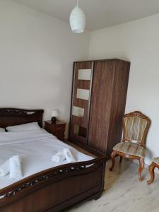 GarniGarni Guesthouse的一间卧室配有一张床和一把椅子