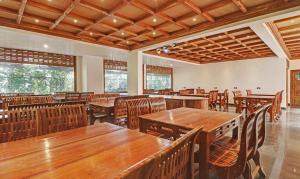 提喀迪ELEPHANT ROUTE的用餐室配有木桌和椅子