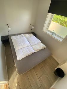 NordbyOasen Samsø的卧室内的一张床位,带窗户