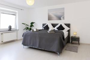 伍珀塔尔Luxus über 2 Etagen mit Balkon in Elberfeld的一间白色客房内配有一张大床的卧室