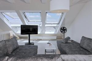 伍珀塔尔Luxus über 2 Etagen mit Balkon in Elberfeld的客厅配有2张沙发和1台平面电视