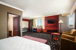 打拉根塔拉坎瑞士贝尔酒店的配有一张床和一张书桌的酒店客房