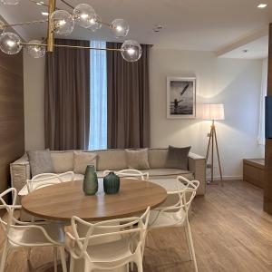 里乔内Metropol Ceccarini Suite - Luxury apartments的客厅配有沙发和桌椅