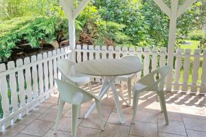 吕本瑙Lokoschen的庭院配有桌椅和白色围栏