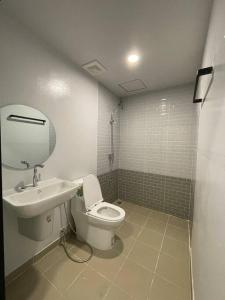 曼谷33 Avenue的一间带卫生间和水槽的浴室