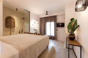 布拉卡Athina Studios and Suites Plaka的酒店客房设有一张床和一面大镜子