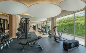 查汶Centara Reserve Samui - SHA Plus的健身房设有跑步机、椭圆机和大窗户